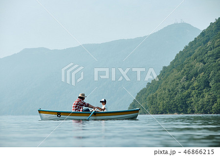 家族旅行　湖　ボート 46866215