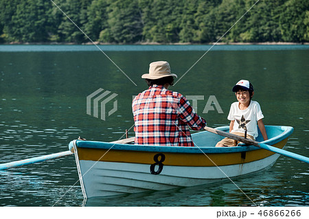 家族旅行　湖　ボート 46866266