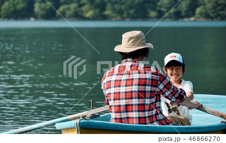 家族旅行 湖 ボート 家族旅行 湖 ボート 46866270