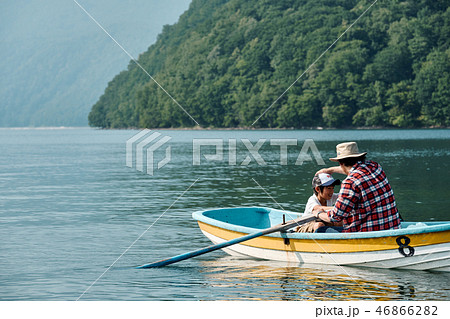 家族旅行 湖 ボート 家族旅行 湖 ボート 46866282