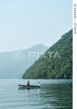 家族旅行 湖 ボート 家族旅行 湖 ボート 46866336