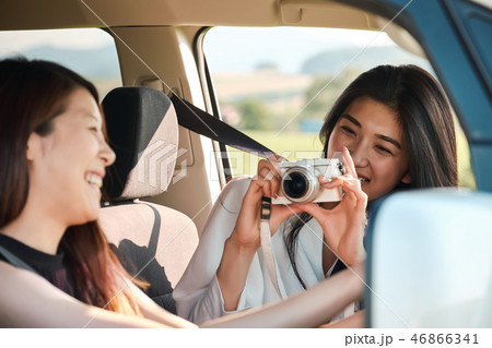 女子旅 ドライブの写真素材
