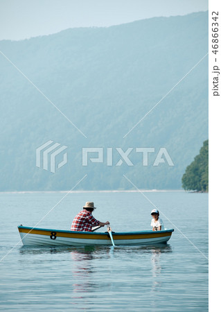 家族旅行 湖 ボート 家族旅行 湖 ボート 46866342
