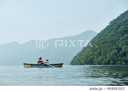 家族旅行 湖 ボート 家族旅行 湖 ボート 46866362