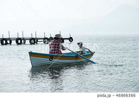 家族旅行 湖 ボート 家族旅行 湖 ボート 46866366