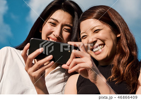 女友達　スマートフォン 46866409