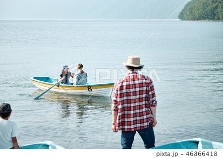 家族旅行 湖 ボート 家族旅行 湖 ボート 46866418