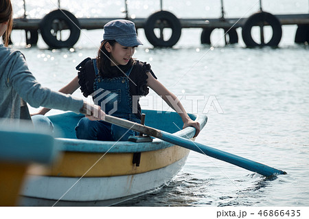 家族旅行 湖 ボート 家族旅行 湖 ボート 46866435