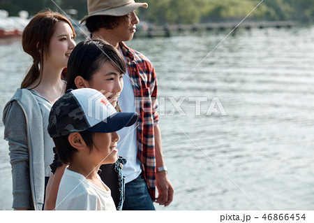 家族旅行　湖　ポートレート 46866454