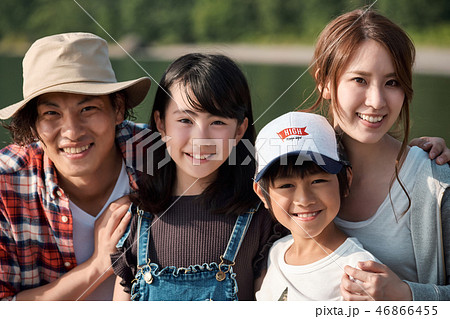 家族旅行　湖　ポートレート 46866455