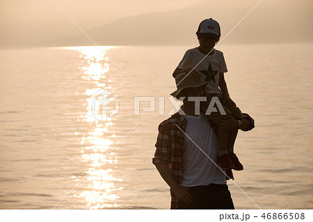 家族旅行 湖 キャンプ 夕暮れ 家族旅行 湖 キャンプ 夕暮れ 46866508