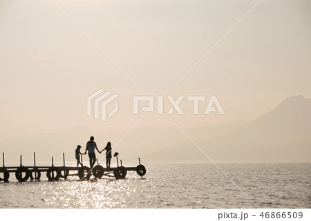 家族旅行　湖　キャンプ　夕暮れ 46866509
