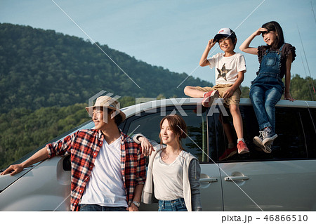 家族旅行　湖　ドライブ 46866510