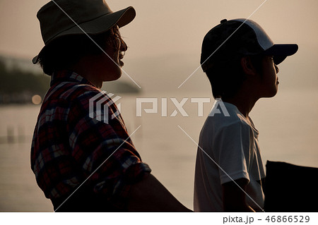 家族旅行　湖　キャンプ　夕暮れ 46866529