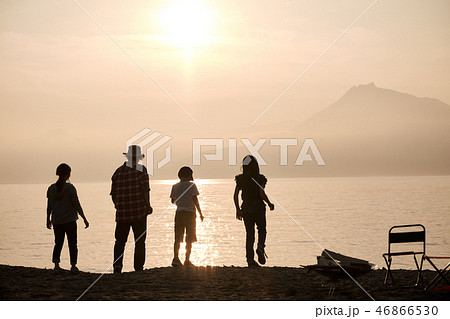 家族旅行　湖　キャンプ　夕暮れ 46866530