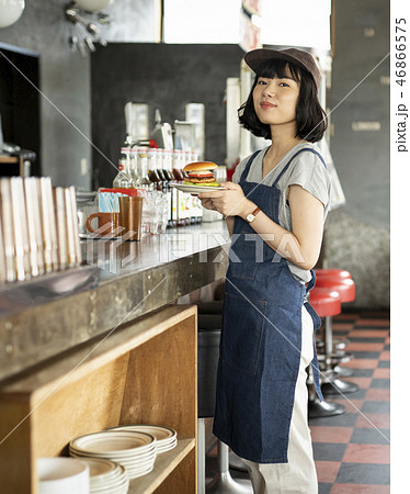 カフェで働く女性の写真素材