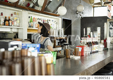 カフェで働く女性の写真素材