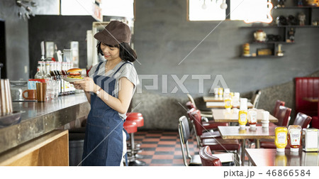 カフェで働く女性 カフェで働く女性 46866584