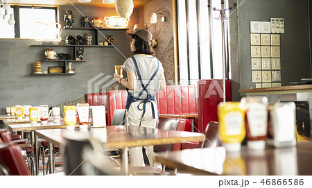 カフェで働く女性の写真素材