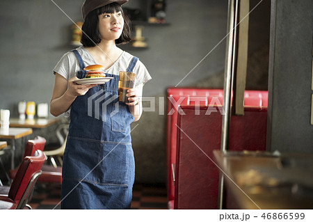 カフェで働く女性の写真素材