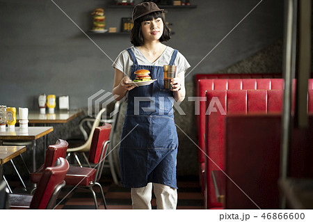 カフェで働く女性 46866600