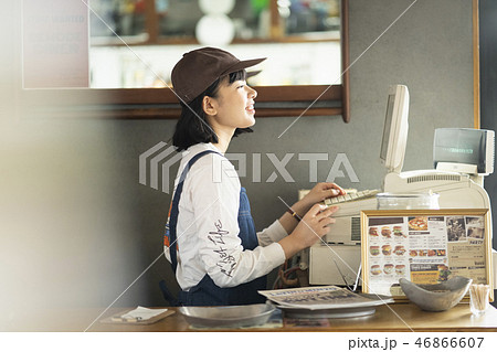 カフェで働く女性 46866607