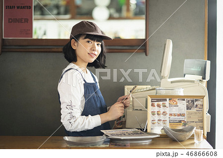 カフェで働く女性 46866608