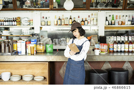 カフェで働く女性 カフェで働く女性 46866615