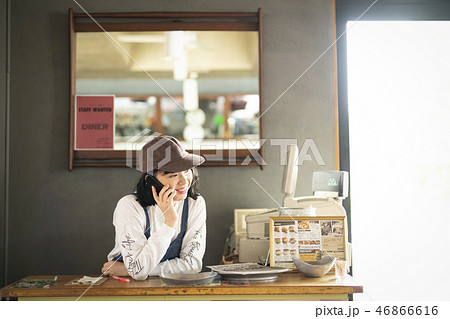 カフェで働く女性 カフェで働く女性 46866616