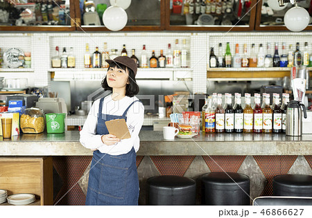 カフェで働く女性 カフェで働く女性 46866627