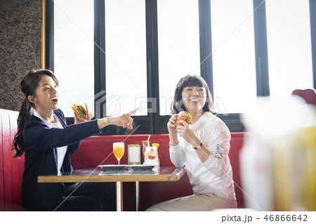 カフェでくつろぐ女性 友達 カフェでくつろぐ女性 友達 46866642