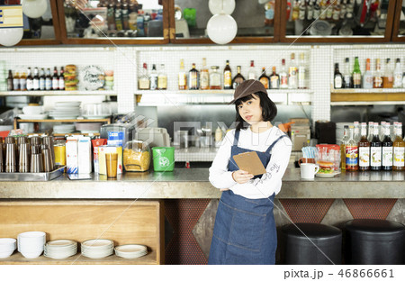 カフェで働く女性 カフェで働く女性 46866661