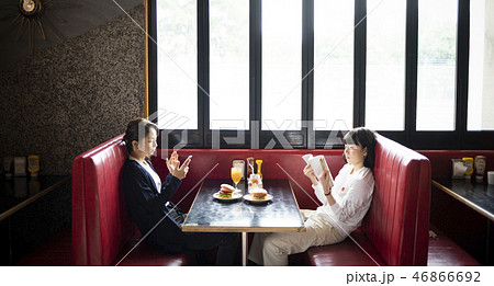 カフェでくつろぐ女性　友達 46866692