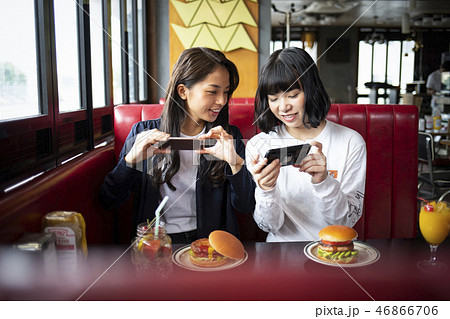 カフェでくつろぐ女性　友達 46866706