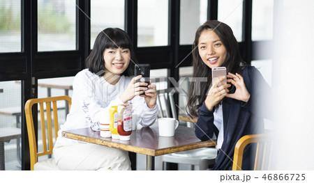 カフェでくつろぐ女性 友達 カフェでくつろぐ女性 友達 46866725