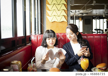 カフェでくつろぐ女性　友達 46866735