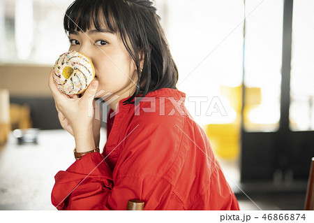 カフェでくつろぐ女性 カフェでくつろぐ女性 46866874