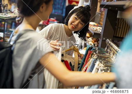 買い物を楽しむ女性 友達 買い物を楽しむ女性 友達 46866875