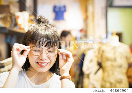 買い物を楽しむ女性 友達 買い物を楽しむ女性 友達 46866904