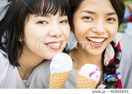 買い物を楽しむ女性　友達　食べ歩き 46866993