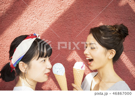 買い物を楽しむ女性　友達　食べ歩き 46867000