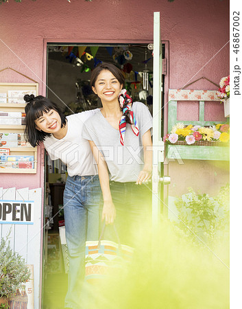 買い物を楽しむ女性 友達 買い物を楽しむ女性 友達 46867002