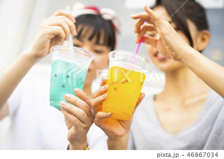 買い物を楽しむ女性　友達　食べ歩き 46867034