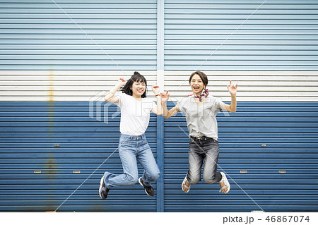 女性　友達　屋外　ポートレート 46867074