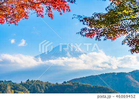 Beautiful landscape of mountain fuji with maple leaf tree around lake 46869452