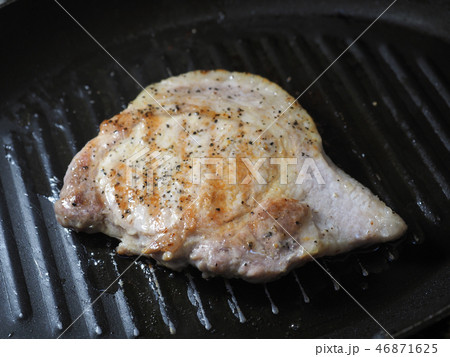 フライパンにのったポークステーキ 46871625