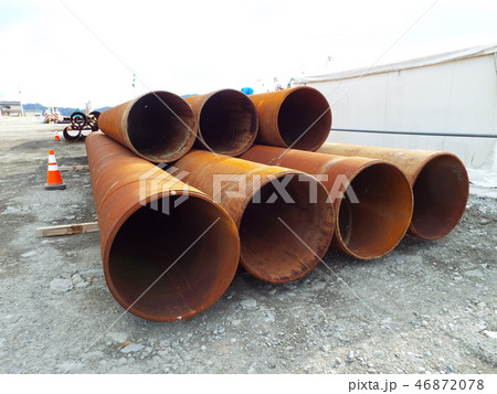 防潮堤の基礎工事は鋼管杭の設置から 防潮堤の基礎工事は鋼管杭の設置から 46872078