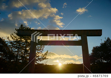伊勢神宮内宮_宇治橋の鳥居日の出_No4 46873769
