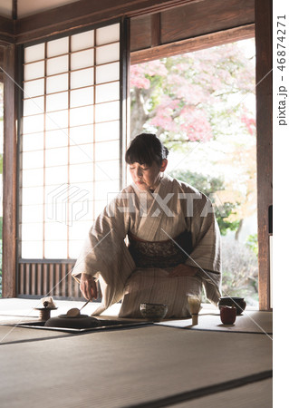 着物　女性　おもてなし 46874271