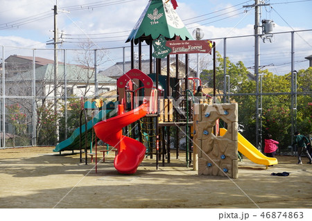 大阪 千里丘陵 公園の遊具と遊ぶ子供 大阪 千里丘陵 公園の遊具と遊ぶ子供 46874863